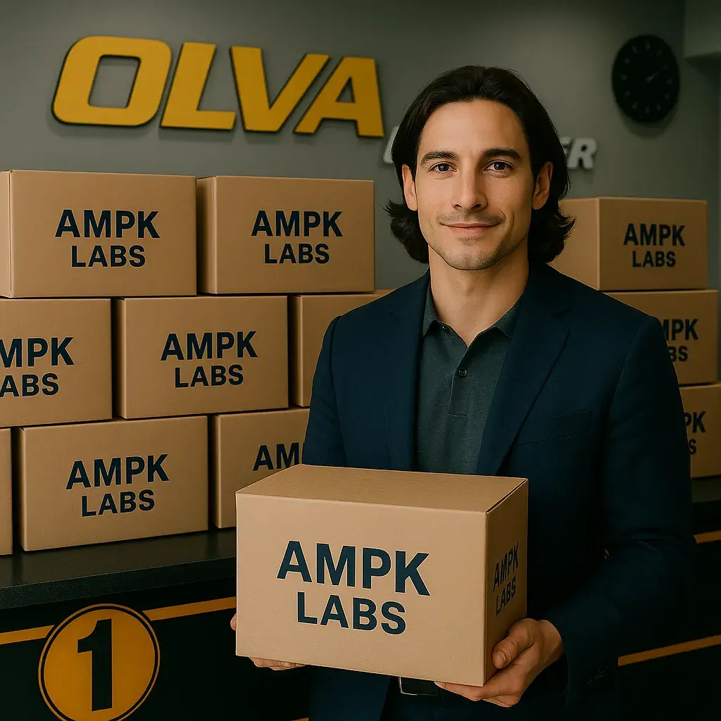 Hombre sosteniendo caja de AMPK LABS frente a mostrador de Olva Courier